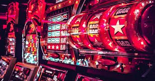 Interior studio live casino menampilkan dealer profesional dan peralatan roulette berkualitas tinggi